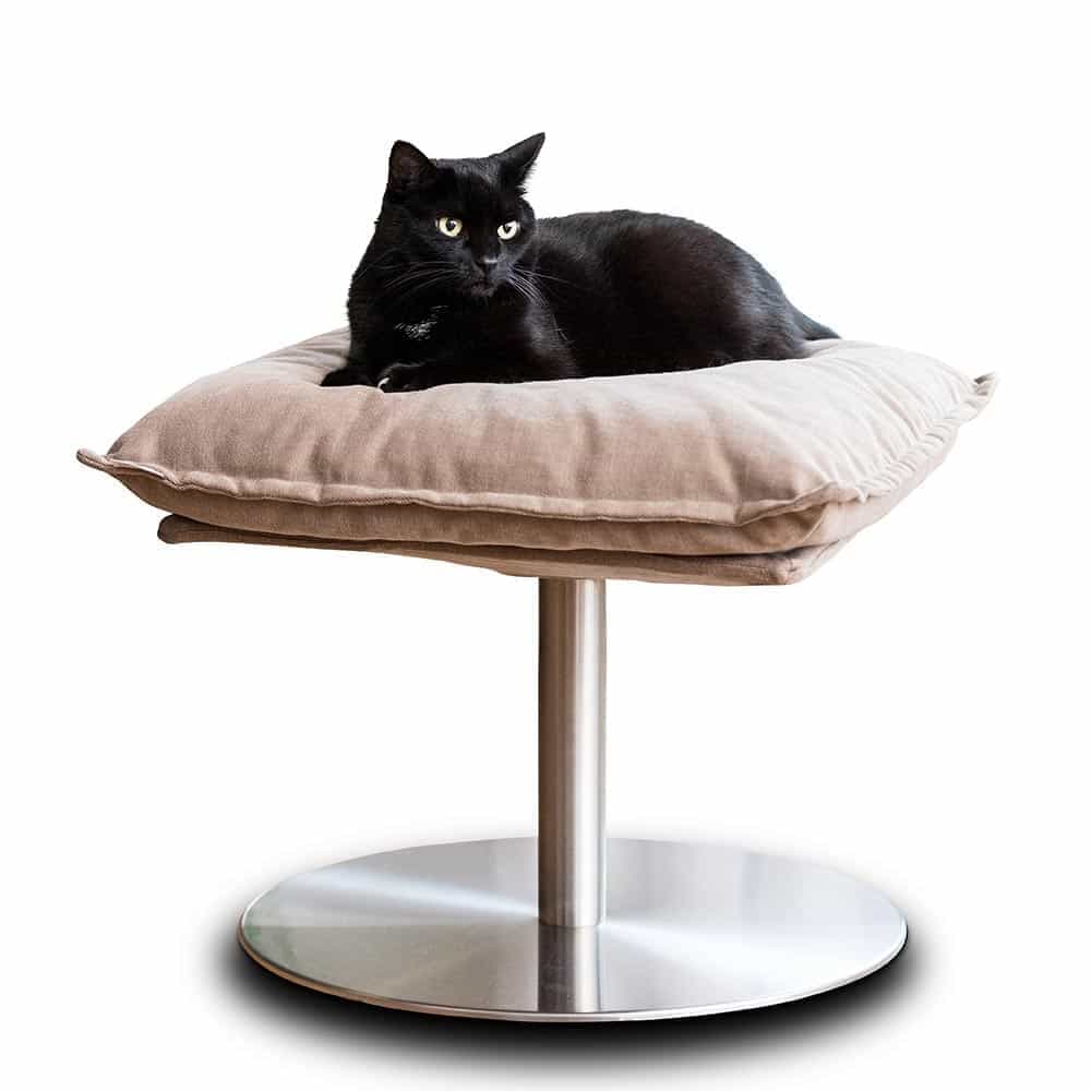 The "flying" cat bed Poet from pet-interiors.